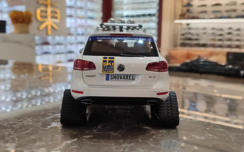 1:18 Volkswagen 2010 Touareg Snowareg Sweden Die Cast Model Car