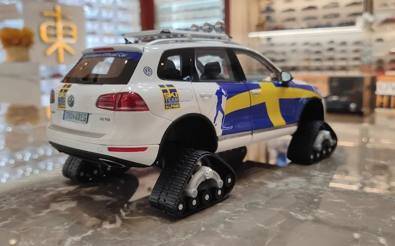 1:18 Volkswagen 2010 Touareg Snowareg Sweden Die Cast Model Car