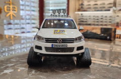 1:18 Volkswagen 2010 Touareg Snowareg Sweden Die Cast Model Car