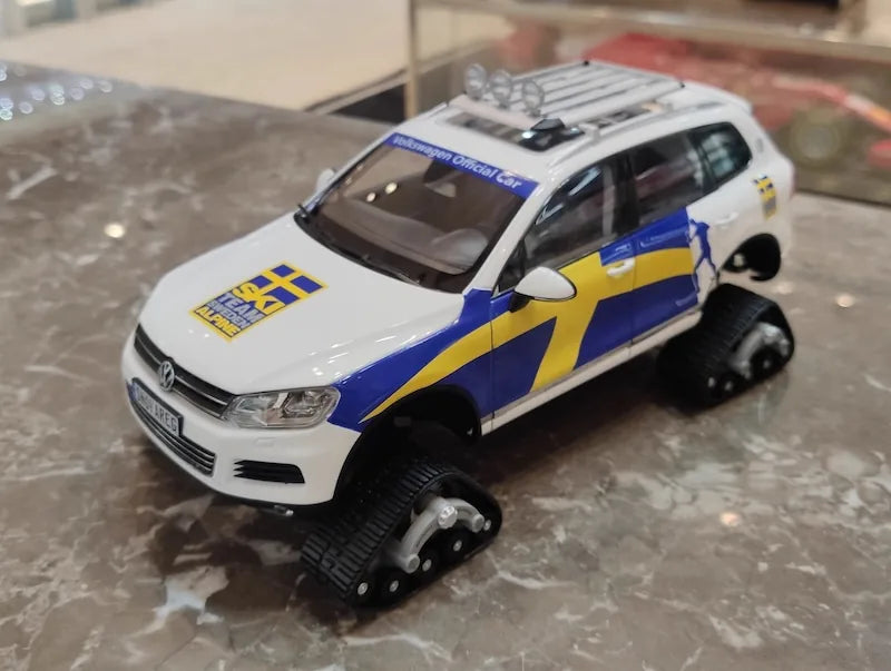 1:18 Volkswagen 2010 Touareg Snowareg Sweden Die Cast Model Car