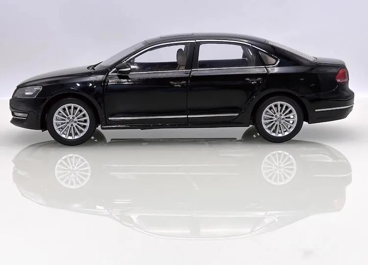 1:18 Volkswagen 2011 Passat Die Cast Model Car