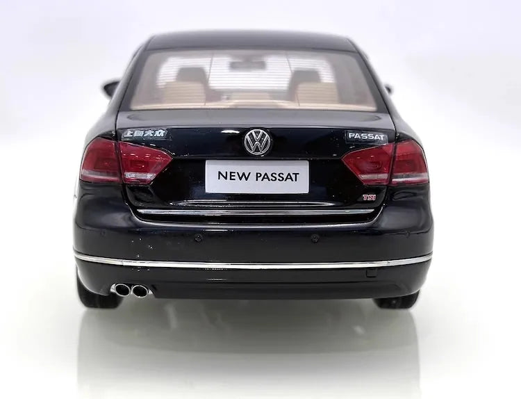 1:18 Volkswagen 2011 Passat Die Cast Model Car