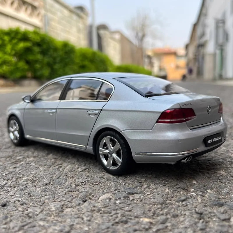 1:18 Volkswagen 2012 Magotan Die Cast Model Car