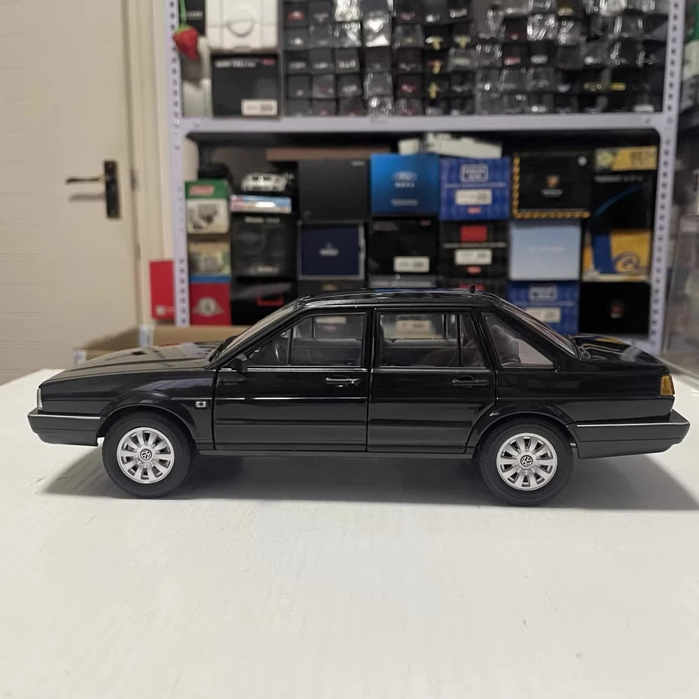 [Welly] 1:18 Volkswagen 1987 Santana B2 Black Model Car Die-Cast