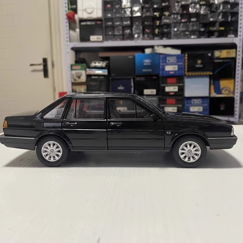 [Welly] 1:18 Volkswagen 1987 Santana B2 Black Model Car Die-Cast
