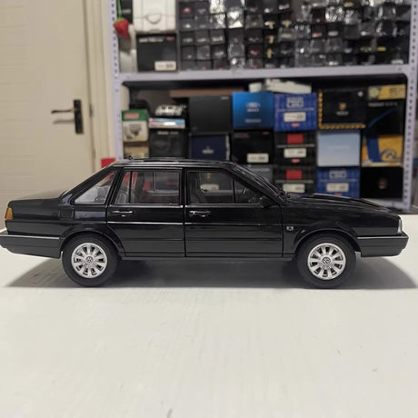 [Welly] 1:18 Volkswagen 1987 Santana B2 Black Model Car Die-Cast