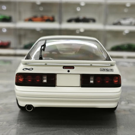 ويلارت Mazda 1985 سافانا RX-7 FC3S إنفيني وايت 1:18 – نموذج معدني قابل للجمع مصبوب.