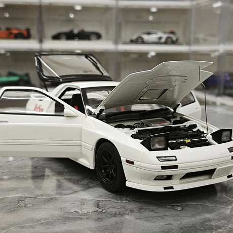 ويلارت Mazda 1985 سافانا RX-7 FC3S إنفيني وايت 1:18 – نموذج معدني قابل للجمع مصبوب.