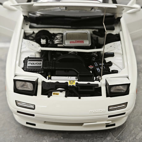 ويلارت Mazda 1985 سافانا RX-7 FC3S إنفيني وايت 1:18 – نموذج معدني قابل للجمع مصبوب.