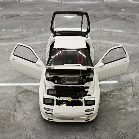 ويلارت Mazda 1985 سافانا RX-7 FC3S إنفيني وايت 1:18 – نموذج معدني قابل للجمع مصبوب.