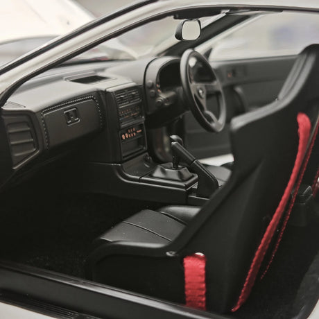 ويلارت Mazda 1985 سافانا RX-7 FC3S إنفيني وايت 1:18 – نموذج معدني قابل للجمع مصبوب.