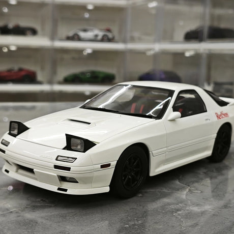 ويلارت Mazda 1985 سافانا RX-7 FC3S إنفيني وايت 1:18 – نموذج معدني قابل للجمع مصبوب.