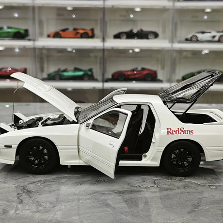ويلارت Mazda 1985 سافانا RX-7 FC3S إنفيني وايت 1:18 – نموذج معدني قابل للجمع مصبوب.