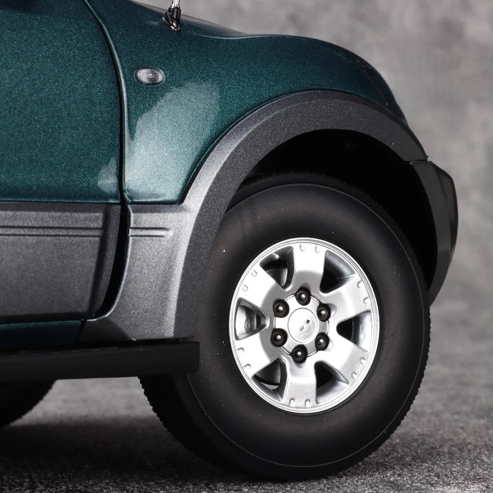 [YC] 1:18 Mitsubishi 1999 Pajero V73 Green Model Car Die-Cast