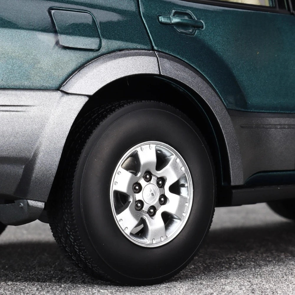 [YC] 1:18 Mitsubishi 1999 Pajero V73 Green Model Car Die-Cast
