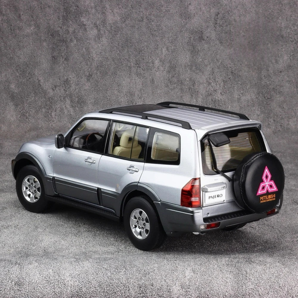 [YC] 1:18 Mitsubishi 1999 Pajero V73 Silver Model Car Die-Cast