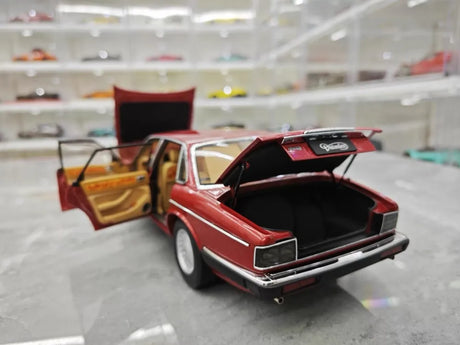 [Almost Real] 1:18 Jaguar 1986 XJ40 Red Model Car Die-Cast