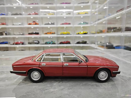 [Almost Real] 1:18 Jaguar 1986 XJ40 Red Model Car Die-Cast