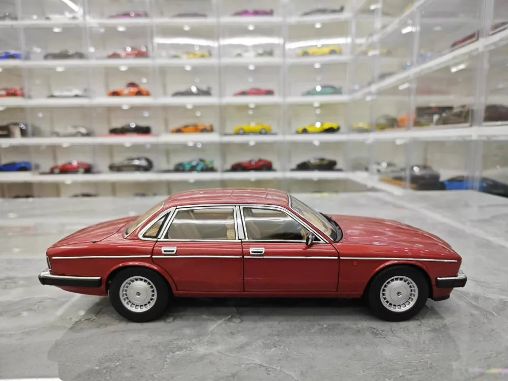 [Almost Real] 1:18 Jaguar 1986 XJ40 Red Model Car Die-Cast