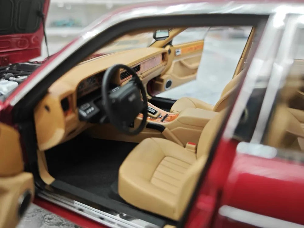 [Almost Real] 1:18 Jaguar 1986 XJ40 Red Model Car Die-Cast