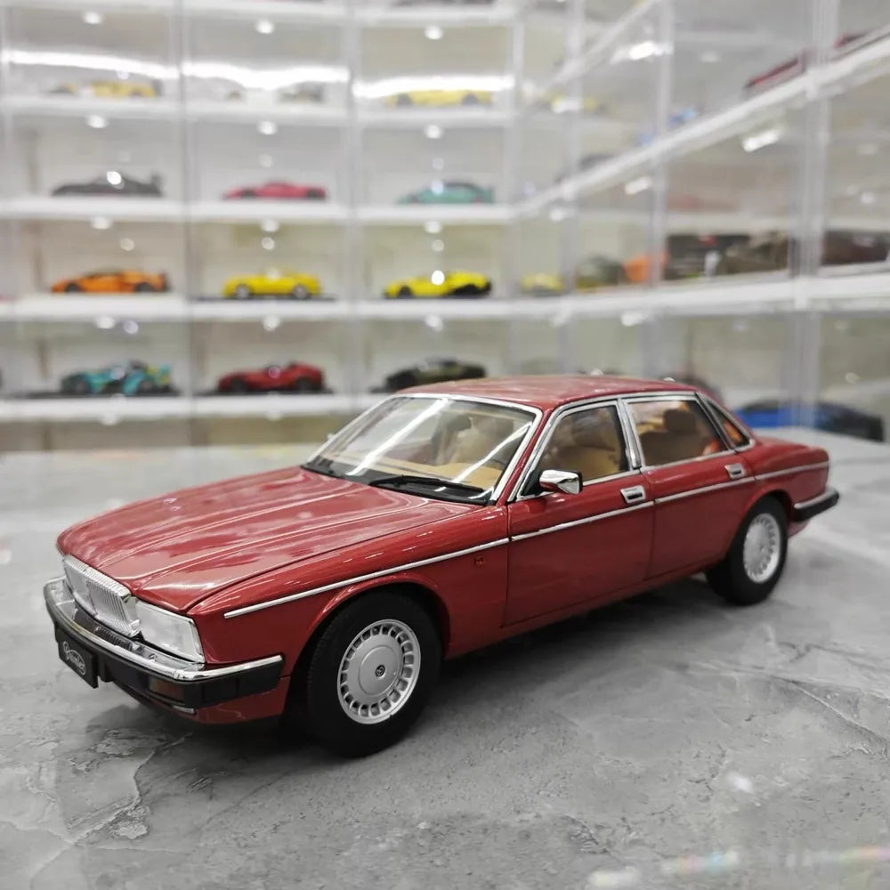 [Almost Real] 1:18 Jaguar 1986 XJ40 Red Model Car Die-Cast
