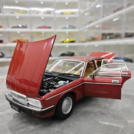 [Almost Real] 1:18 Jaguar 1986 XJ40 Red Model Car Die-Cast