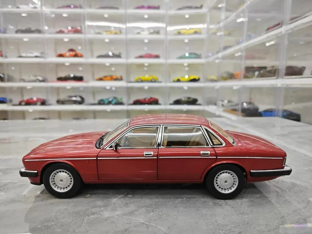[Almost Real] 1:18 Jaguar 1986 XJ40 Red Model Car Die-Cast