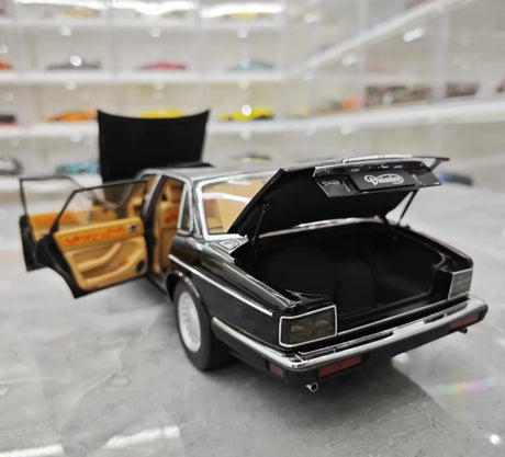 [Almost Real] 1:18 Jaguar 1986 XJ40 Black Model Car Die-Cast