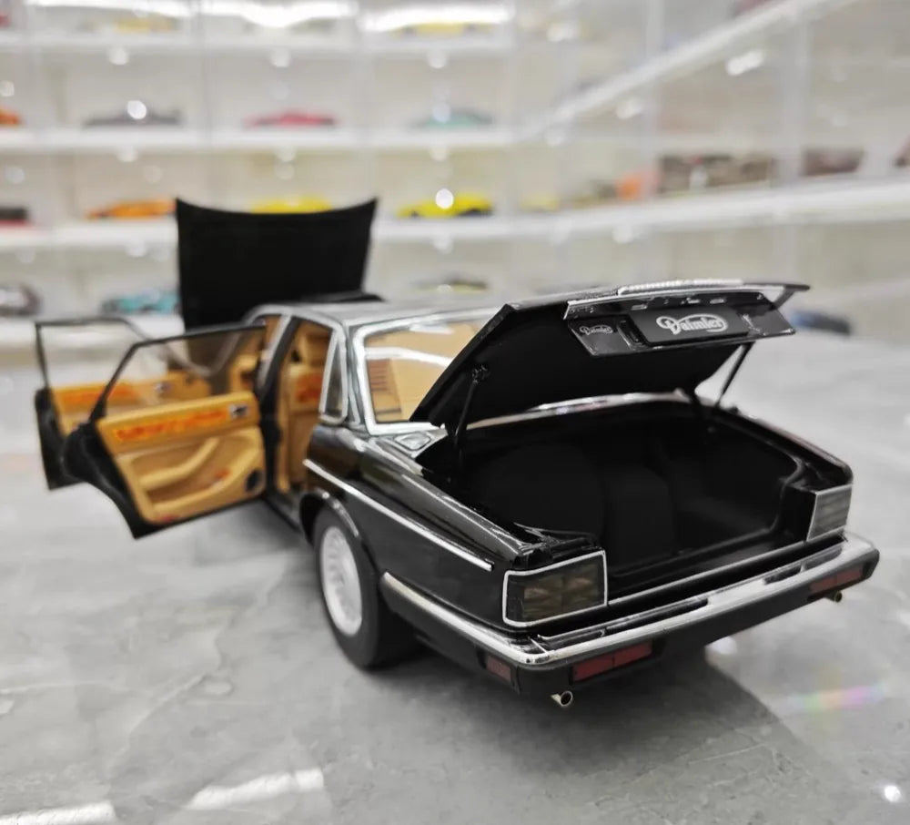 [Almost Real] 1:18 Jaguar 1986 XJ40 Black Model Car Die-Cast