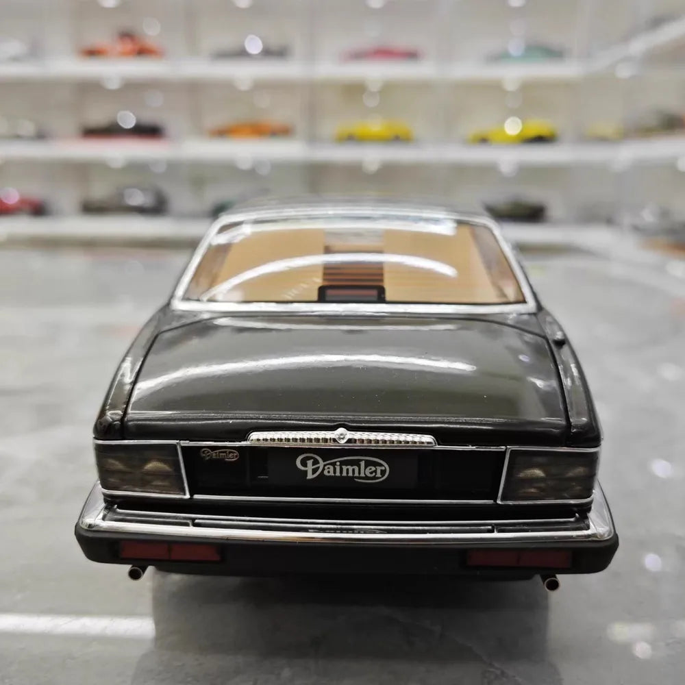 [Almost Real] 1:18 Jaguar 1986 XJ40 Black Model Car Die-Cast