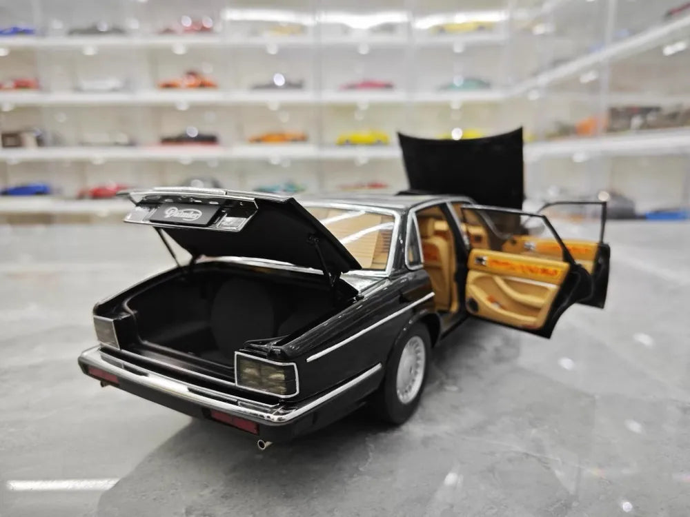 [Almost Real] 1:18 Jaguar 1986 XJ40 Black Model Car Die-Cast