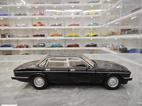[Almost Real] 1:18 Jaguar 1986 XJ40 Black Model Car Die-Cast