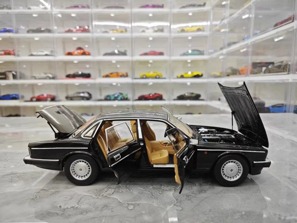 [Almost Real] 1:18 Jaguar 1986 XJ40 Black Model Car Die-Cast