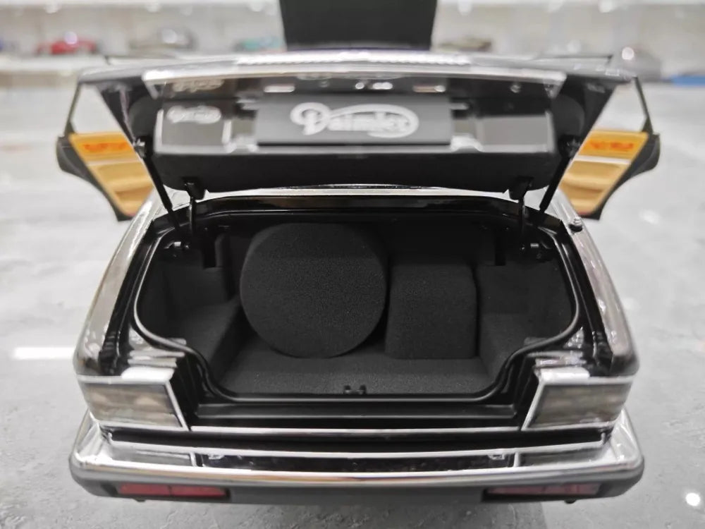 [Almost Real] 1:18 Jaguar 1986 XJ40 Black Model Car Die-Cast