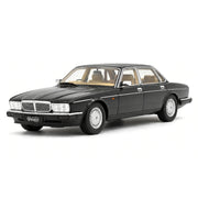 Almost Real Jaguar 1986 XJ40 svart 1:18 – samlarbil i gjuten metall