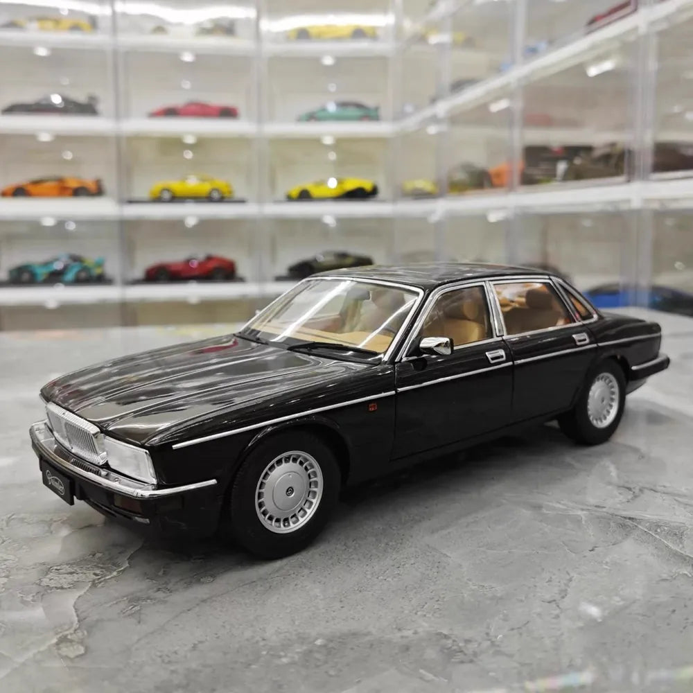 [Almost Real] 1:18 Jaguar 1986 XJ40 Black Model Car Die-Cast