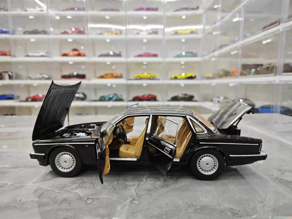 [Almost Real] 1:18 Jaguar 1986 XJ40 Black Model Car Die-Cast