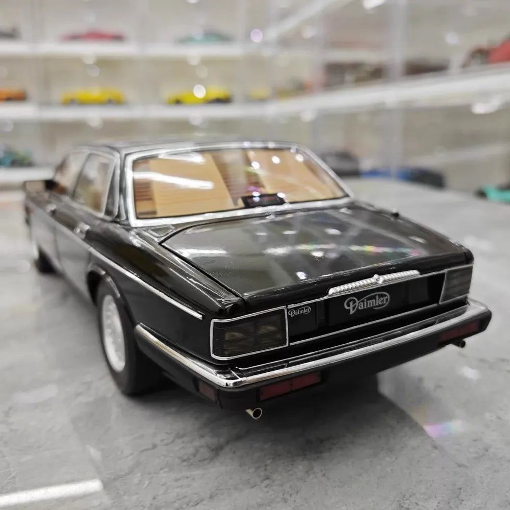 [Almost Real] 1:18 Jaguar 1986 XJ40 Black Model Car Die-Cast