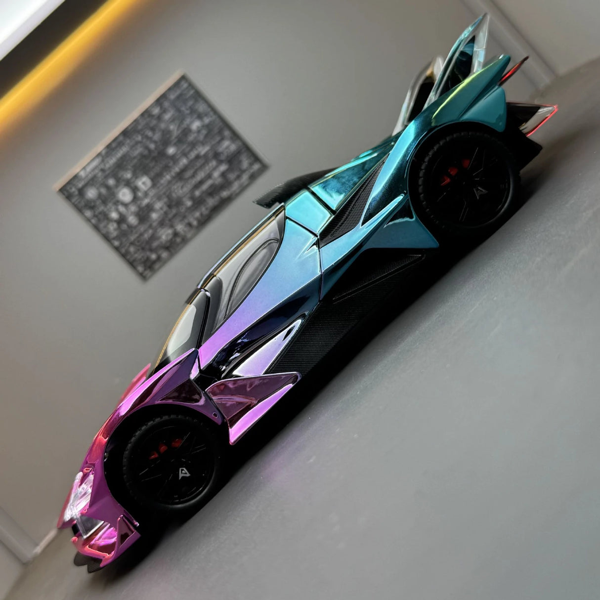 Apollo 2022 Project Evo roze Gradient 1:24 – diecast displaymodel