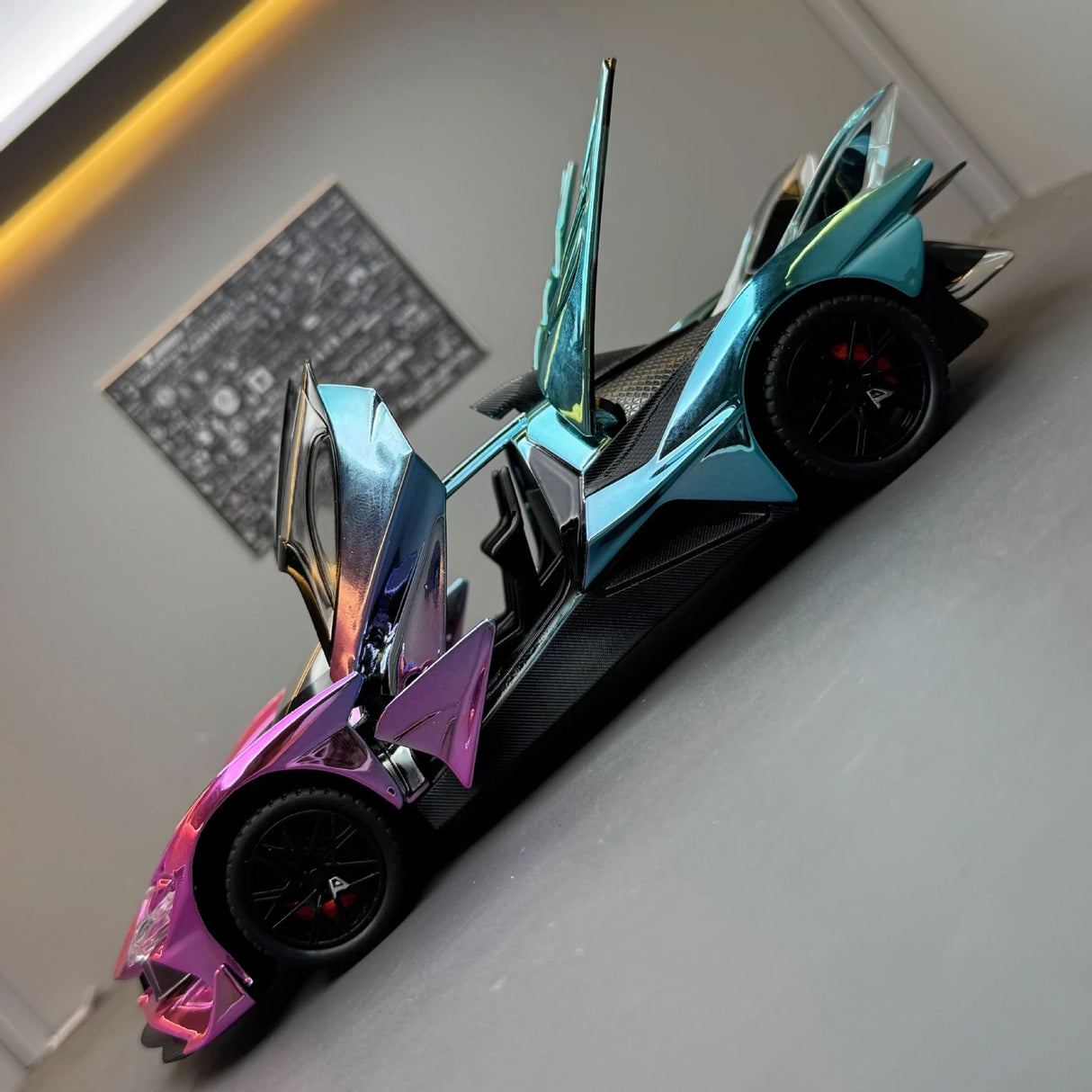 Apollo 2022 Project Evo roze Gradient 1:24 – diecast displaymodel