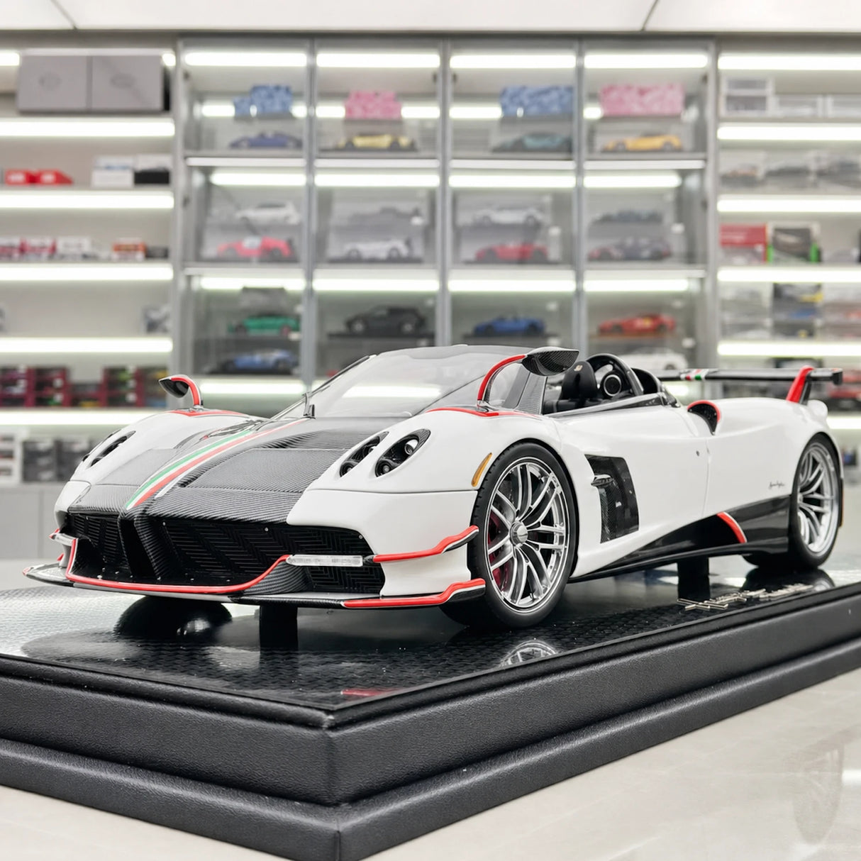 AustraLux Pagani 2019 Huayra Roadster BC White 1:18 – Collectible Resin Model Resin