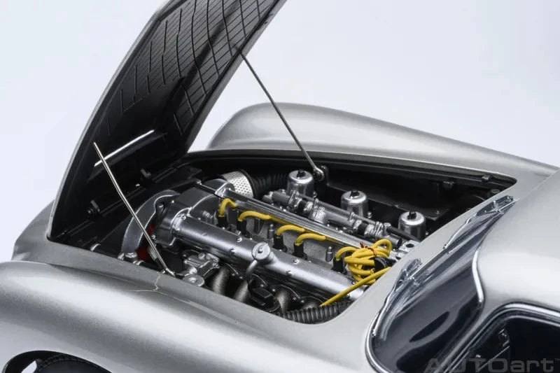[AutoArt] 1:18 Aston Martin 1963 DB5 Silver Model Car Die-Cast