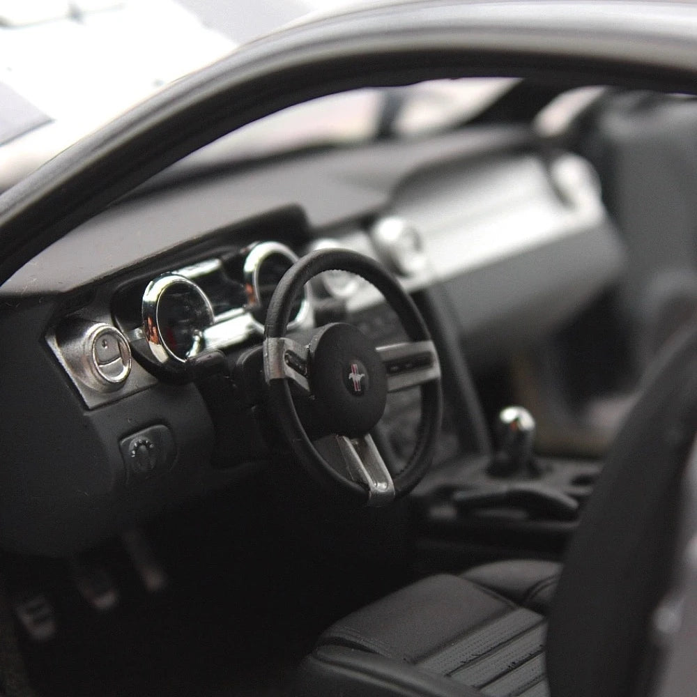 [AutoArt] 1:18 Ford 2005 Mustang GT Gray Model Car Die-Cast