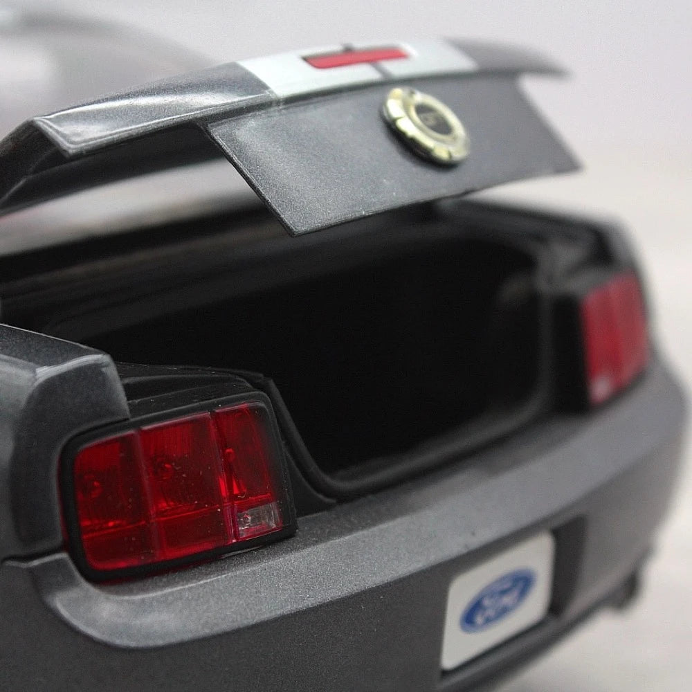 [AutoArt] 1:18 Ford 2005 Mustang GT Gray Model Car Die-Cast