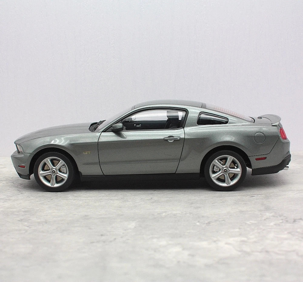 [AutoArt] 1:18 Ford 2010 Mustang GT grå modellbil Die-Cast