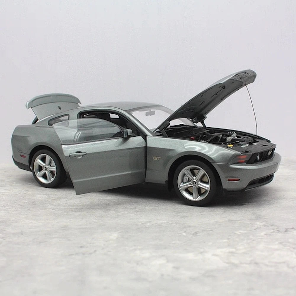 [AutoArt] 1:18 Ford 2010 Mustang GT grå modellbil Die-Cast