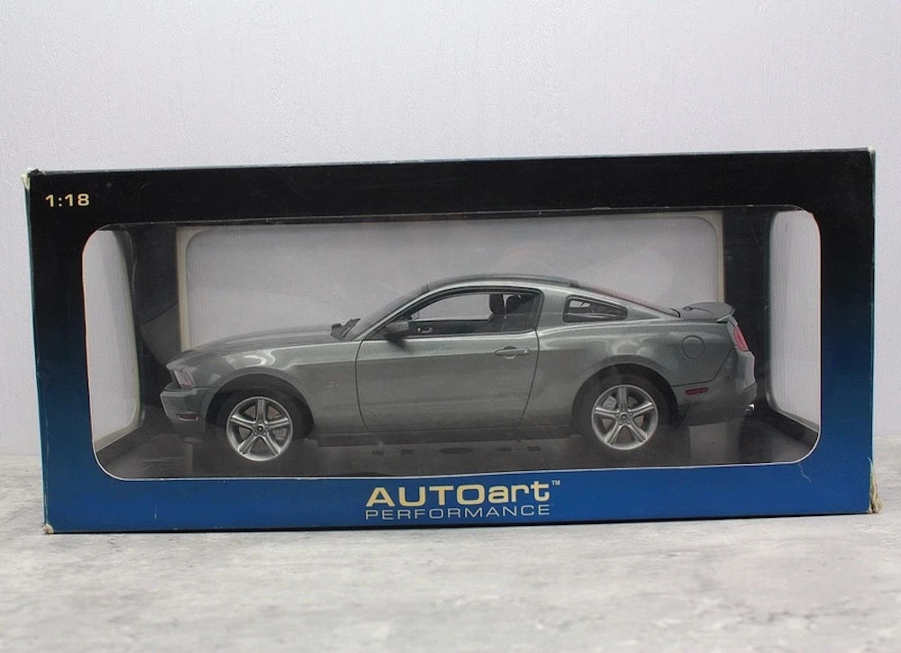 [AutoArt] 1:18 Ford 2010 Mustang GT grå modellbil Die-Cast