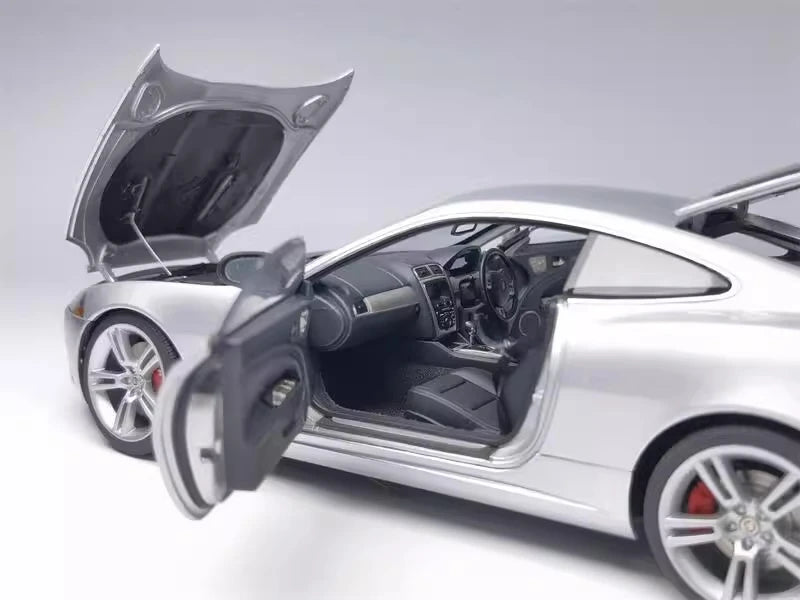 [AutoArt] 1:18 Jaguar 2006 XK hopea pienoismalli Die-Cast