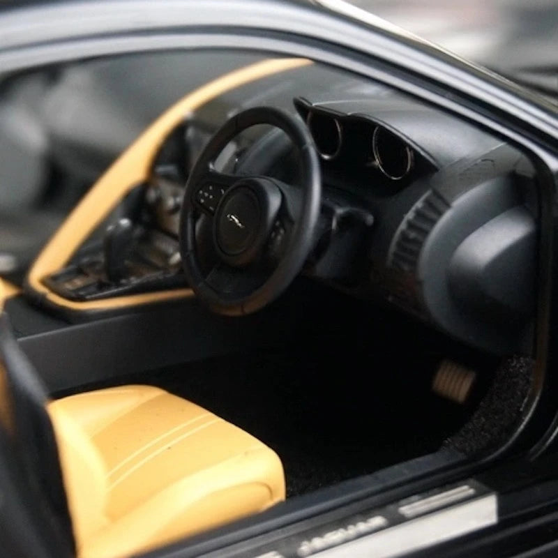 [AutoArt] 1:18 Jaguar 2013 F-Type Black Model Car Die-Cast