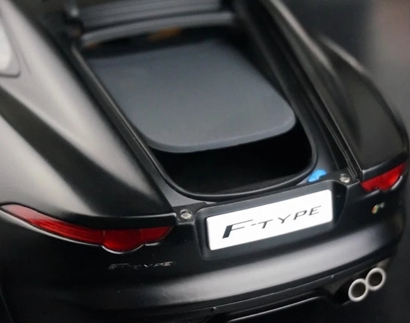 [AutoArt] 1:18 Jaguar 2013 F-Type Black Model Car Die-Cast